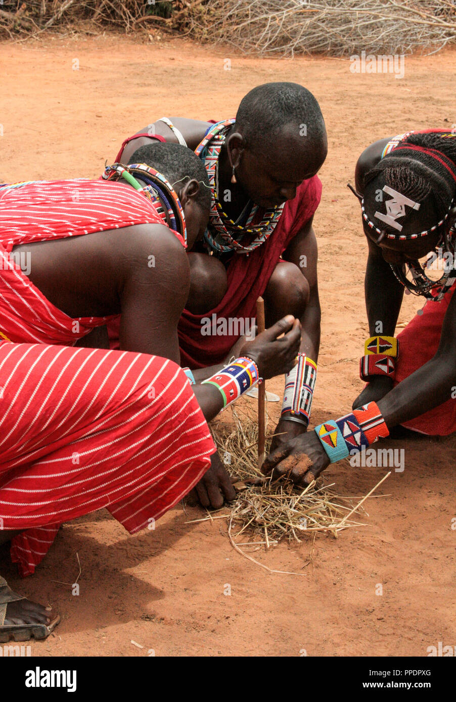 Au Kenya, le parc national de Tsavo, 03/20/2018 - gens Masai dans leur village en costume traditionnel Banque D'Images
