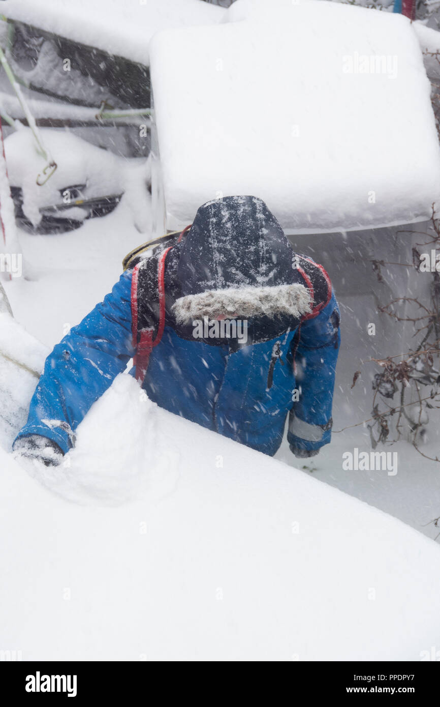 Sheffield, UK - 28 Oct 2018 : jouer dans la neige : neige de racle une voiture comme la bête de l'est attaquer un froid de Sheffield Banque D'Images
