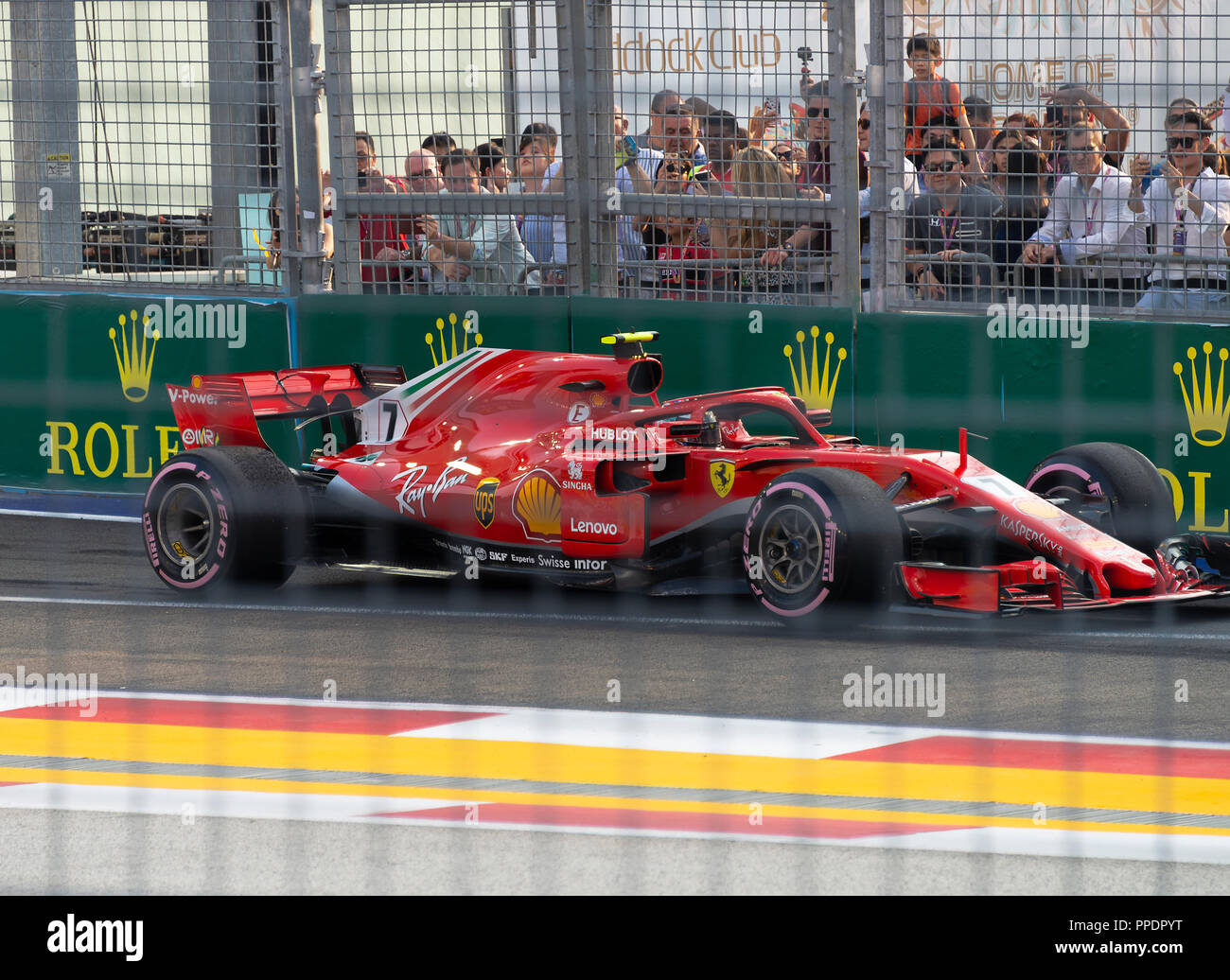 Une voiture de course de Formule Un Ferrari aux puits de sortie de la Marina Bay Street Circuit dans Singapour 2018 Banque D'Images