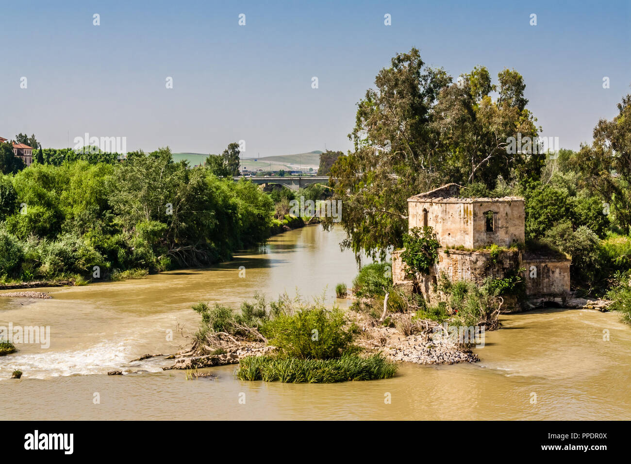 Vue sur le vieux moulin à eau sur la rivière Guadalquivir à partir de l'ancien pont romain à Cordoba, en Espagne. Banque D'Images