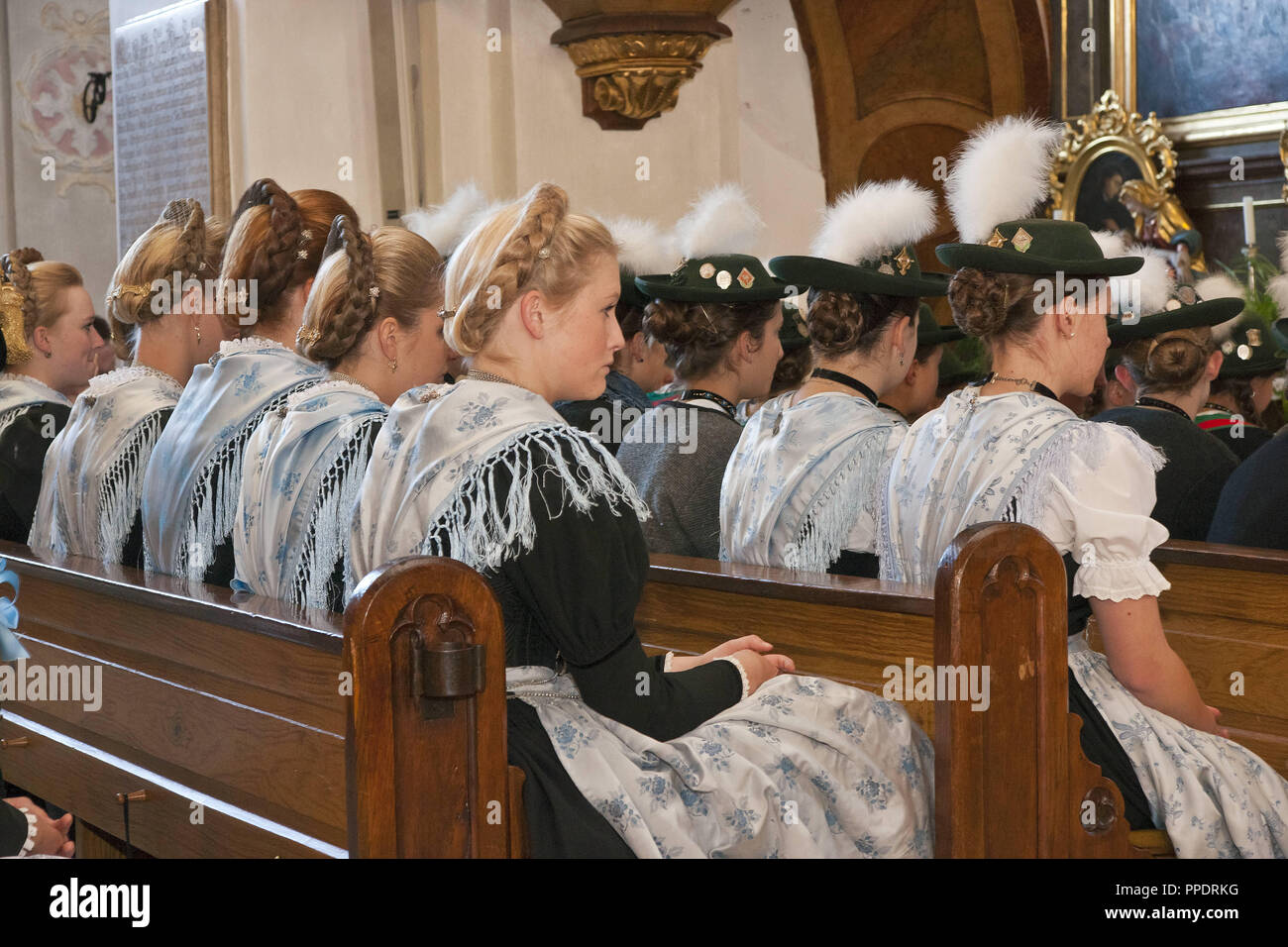 Le Trachtenverein (costumes) club d'Raschenberger Teisendorf pendant le service annuel en l'église de Saint Andreas Inzell. Banque D'Images