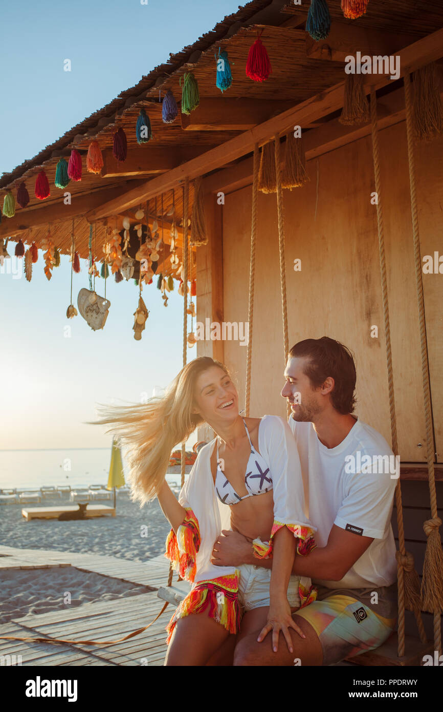 Un jeune couple de passer du temps sur la plage, s'amuser Banque D'Images