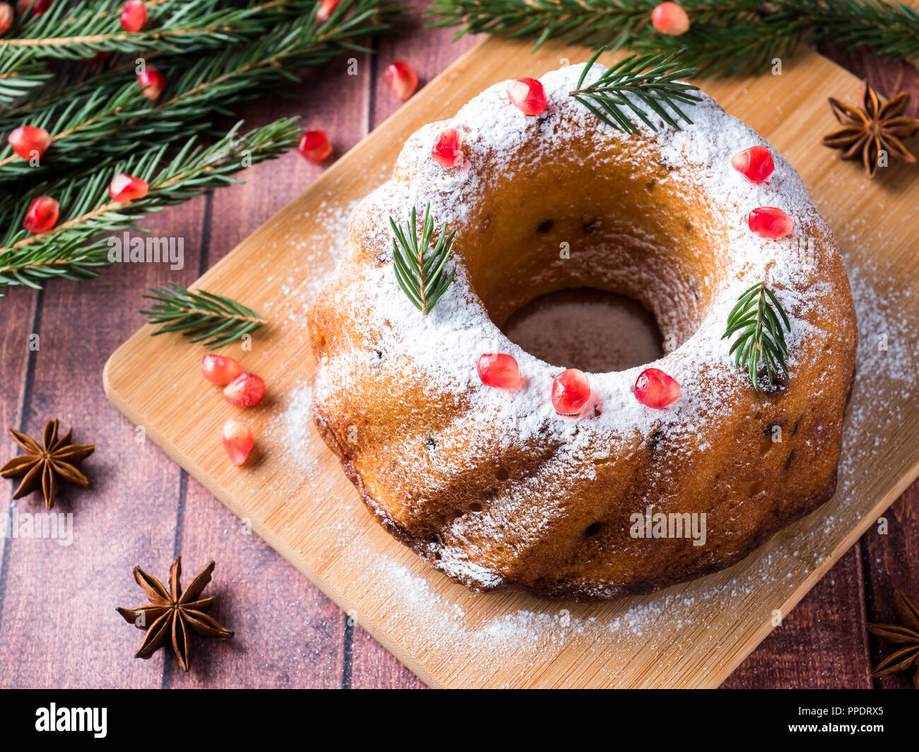 Gateau De Noel En Forme De Couronne Avec Des Decorations De Noel Etoile D Anis Grenade Fir Tree Branches Photo Stock Alamy