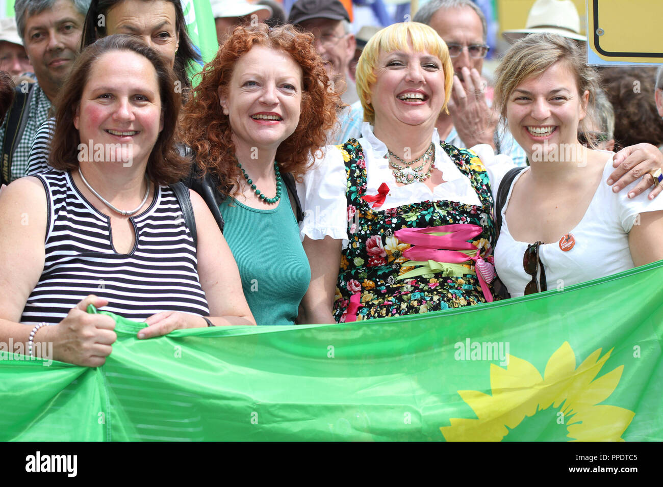 De gauche à droite : Le Parti Vert politiciens Theresa Schopper, Margarete Bause / Claudia Roth et Katharina Schulze démontrer à Munich pour la préservation de l'agriculture à petite échelle. L'initiative 'Mir' satt du jambon se bat contre des structures de l'agriculture et de l'agriculture durable à une démonstration et la rallye sur Odeonsplatz. Banque D'Images