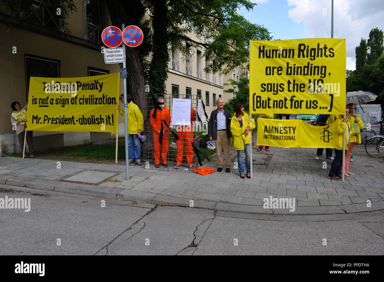 Des membres d'Amnesty International démontrent sur le jour de l'Indépendance américaine en face de consulat général des États-Unis à Munich pour les droits de l'homme et contre la peine de mort aux États-Unis. Banque D'Images