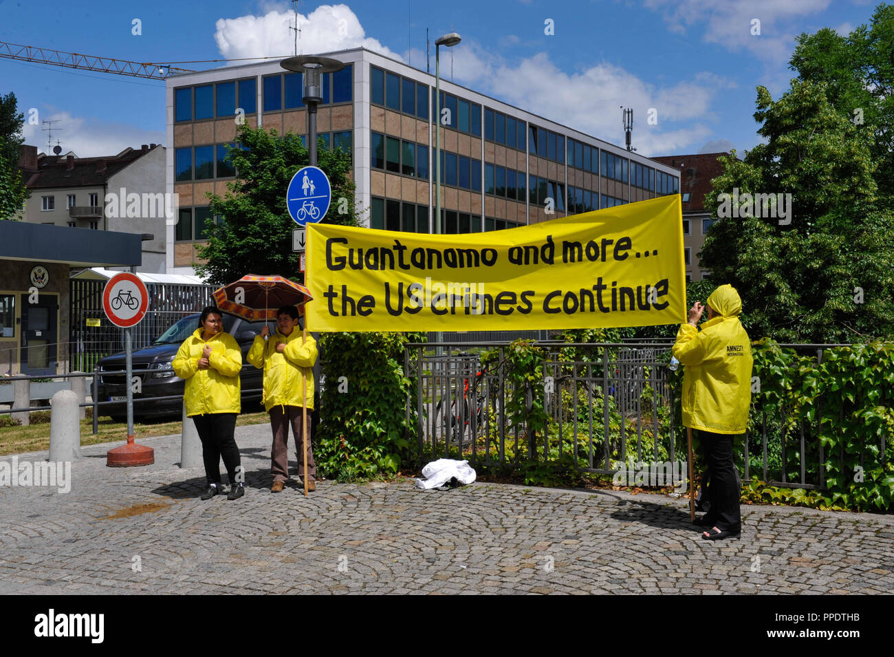 Des membres d'Amnesty International démontrent sur le jour de l'Indépendance américaine en face de consulat général des États-Unis à Munich contre le camp de détention à Guantanamo. Banque D'Images