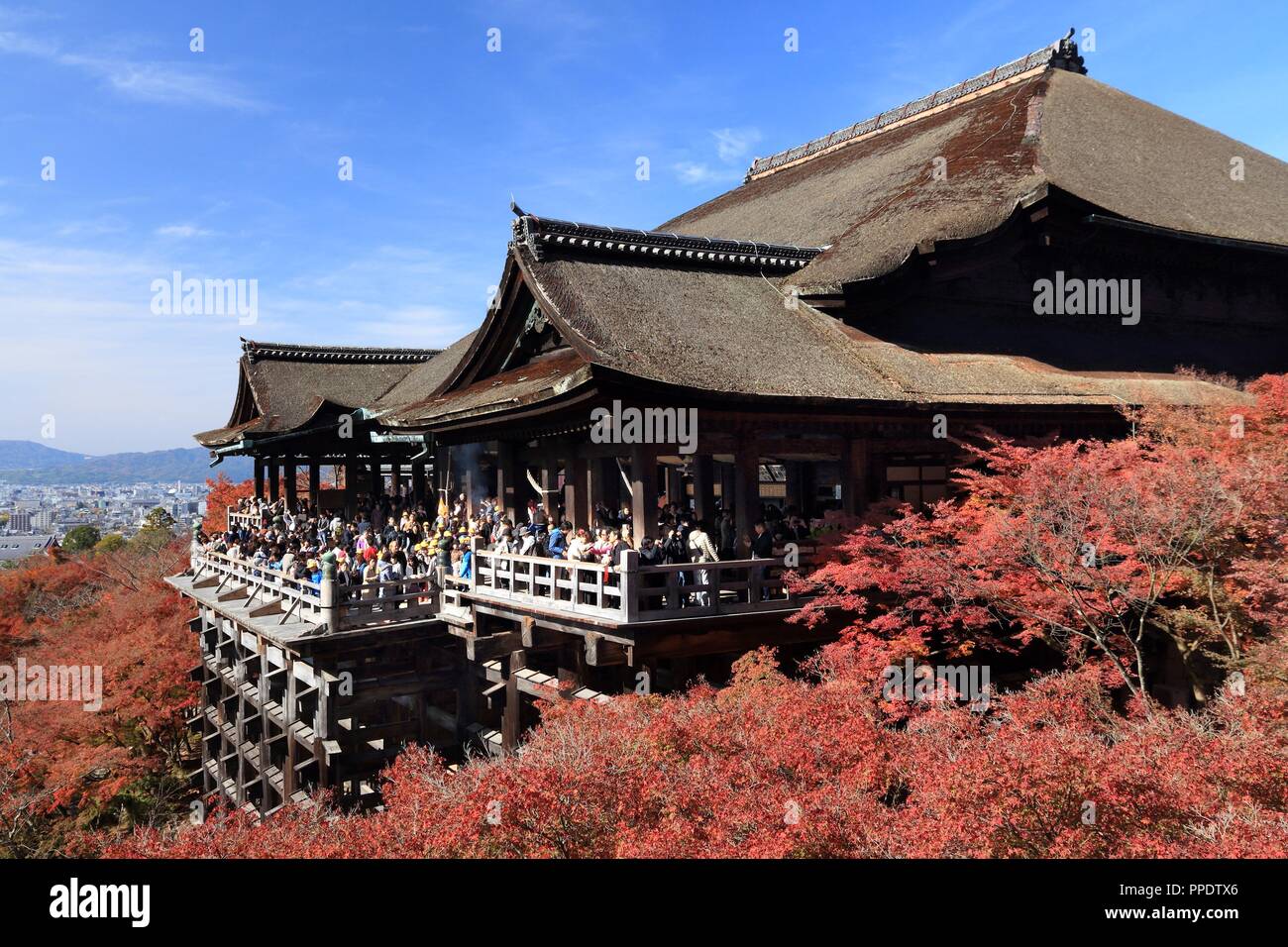 KYOTO, JAPON - 26 NOVEMBRE 2016 : personnes visitent le temple Kiyomizu-dera à Kyoto au Japon. A Kyoto 17 sites du patrimoine mondial de l'UNESCO. Banque D'Images