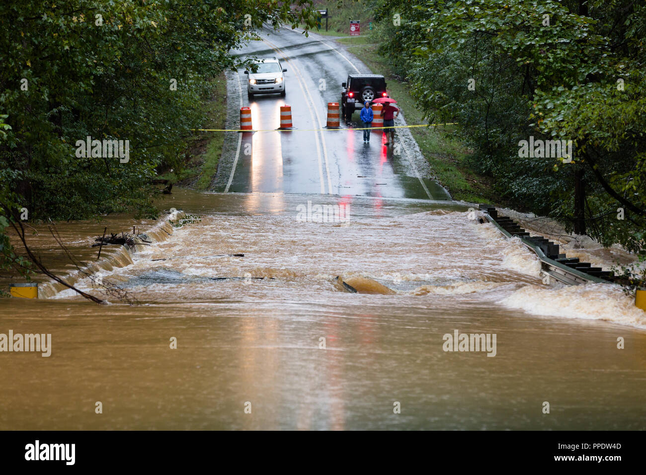 Waxhaw, Caroline du Nord - le 16 septembre 2018 : les automobilistes inspecter une route inondée par la pluie de l'ouragan Florence Banque D'Images