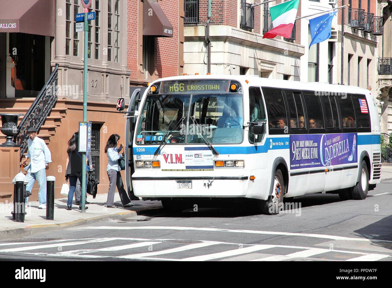 NEW YORK, USA - 2 juillet 2013 : Les hommes conseil bus MTA à New York. Plus de 11 millions de dollars porte MTA passagers lors d'une journée typique à l'échelle du système. Banque D'Images