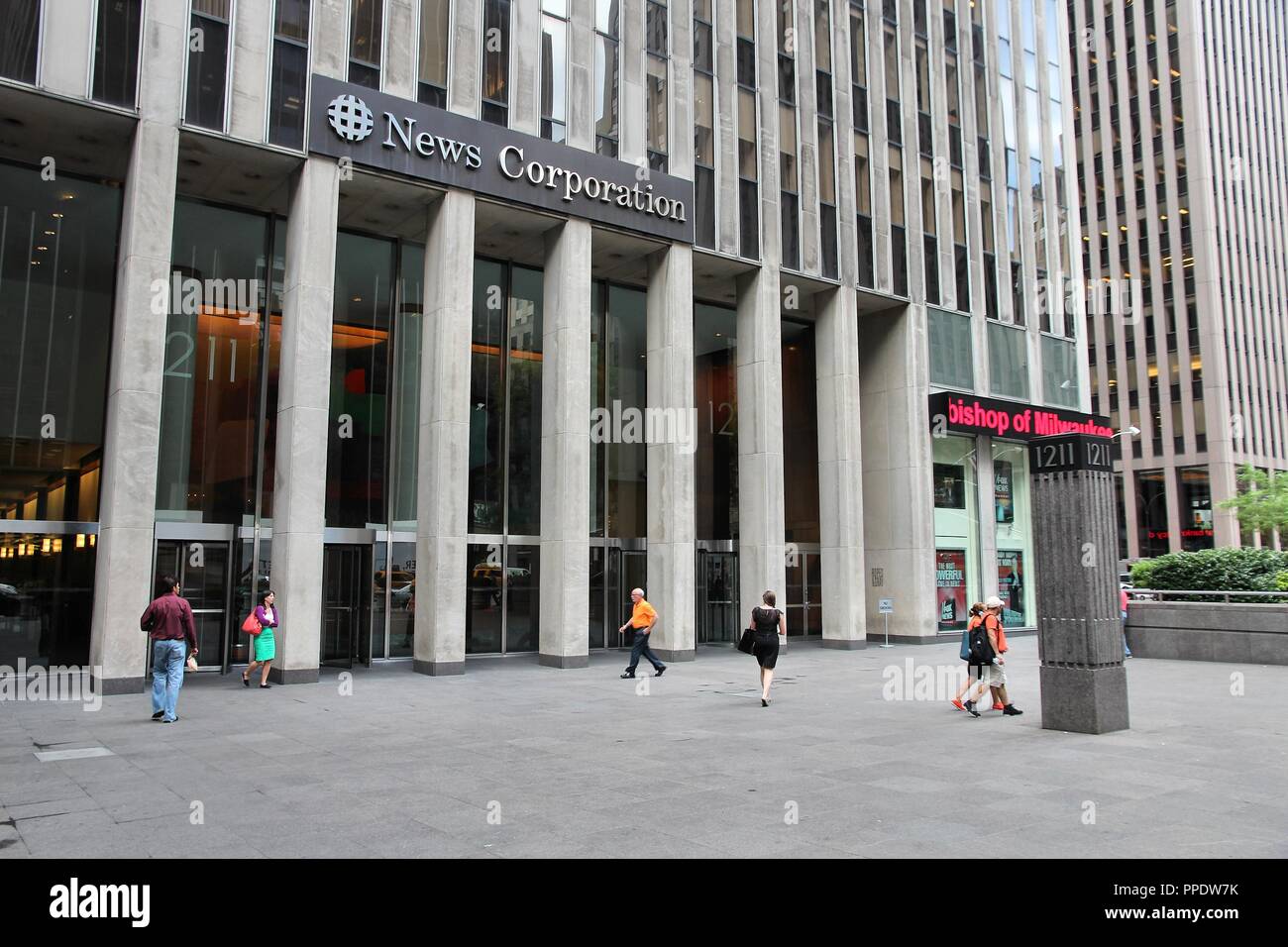NEW YORK, USA - 2 juillet 2013 : les gens à pied passé News Corporation à la 6ème Avenue à New York. Célèbre News Corporation a été divisé en News Corp et 21e Banque D'Images