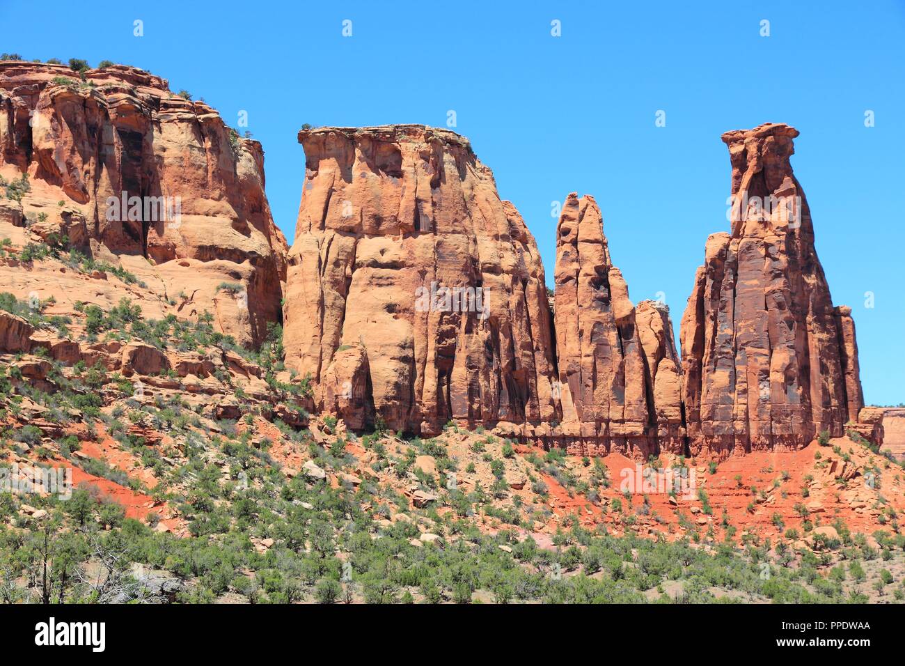 Colorado National Monument aux États-Unis. Partie de National Park Service. Canyon monument - Kissing Couple célèbre rocher sur la droite. Banque D'Images