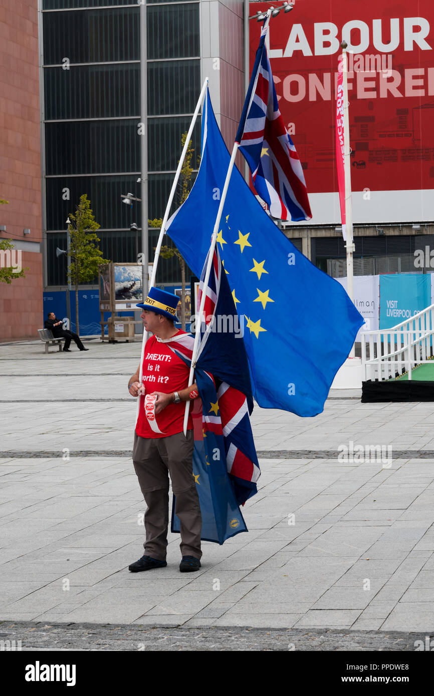 Homme avec un Union Jack et drapeau de l'UE contre Brexit lors de la conférence du parti travailliste à Liverpool UK 2018. Banque D'Images