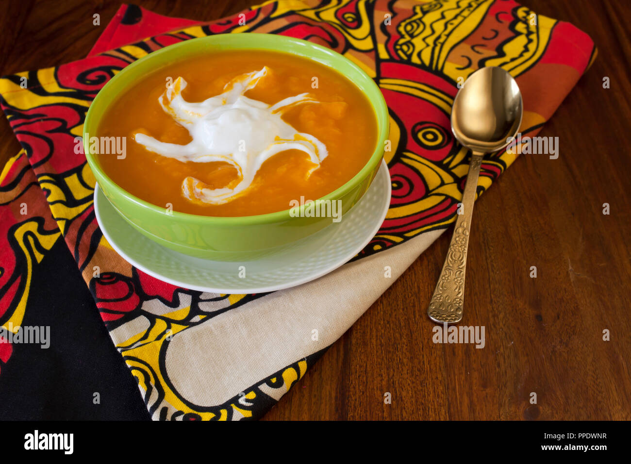 L'automne fait maison soupe crémeuse de citrouille sur la table en bois Banque D'Images