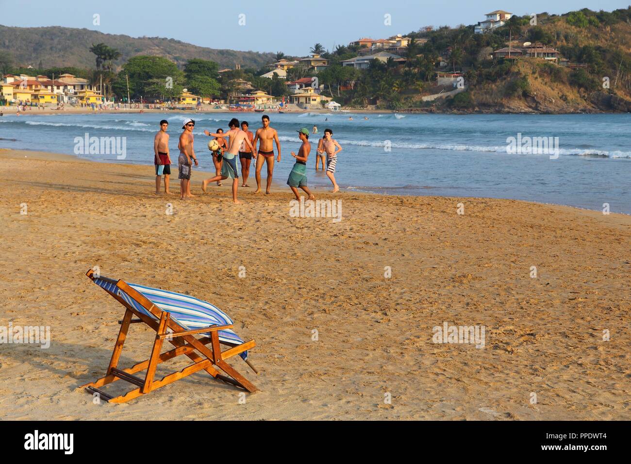 Búzios, Brésil - 16 octobre 2014 : Les adolescents jouer au soccer à Buzios Geriba, Etat de Rio de Janeiro au Brésil. Le Brésil avait 5,17 millions de visiteurs Banque D'Images