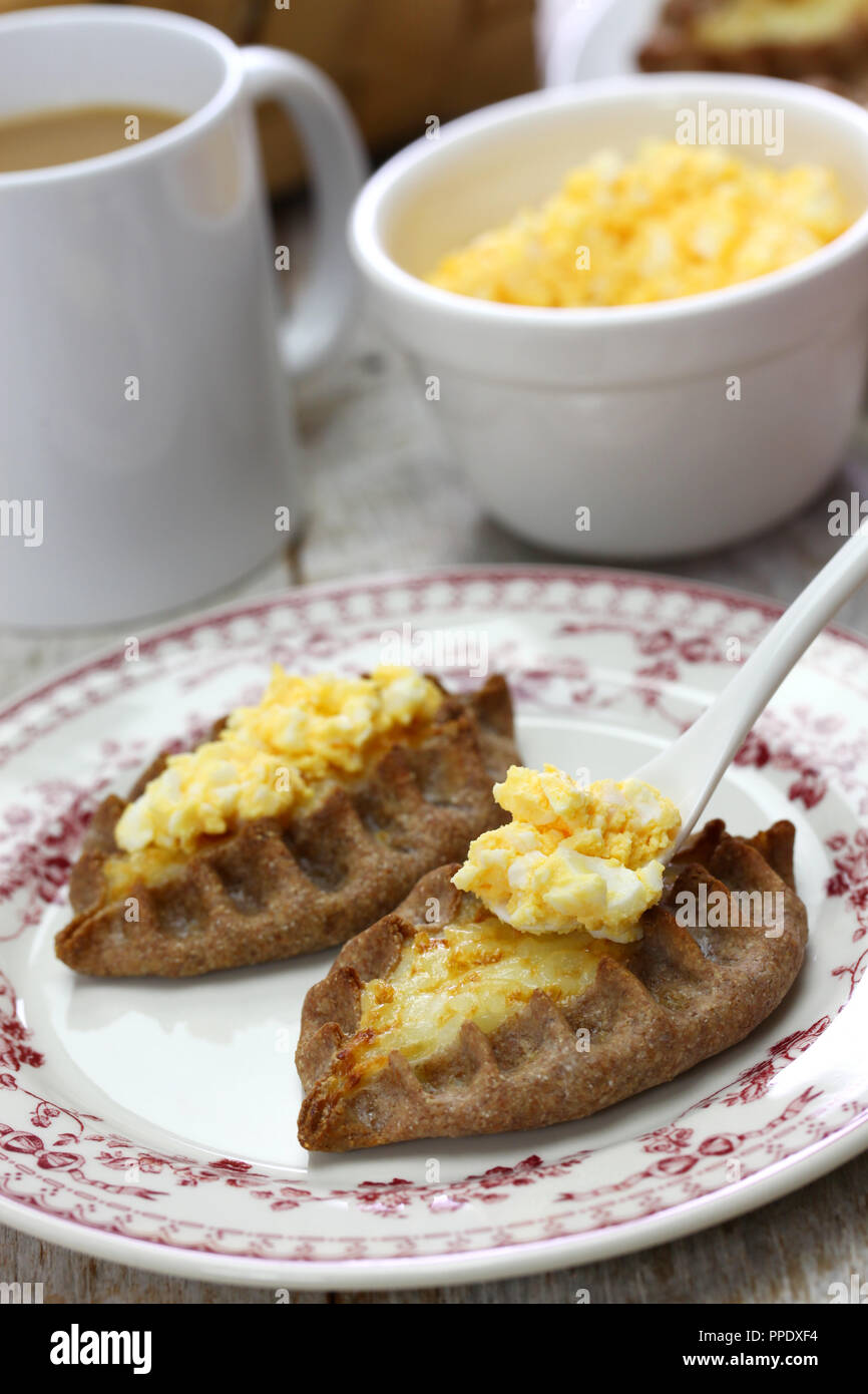 Karjalanpiirakka ja munavoi, karelian pie et des oeufs, du beurre, de l'alimentation finlandaise Finlande petit-déjeuner Banque D'Images