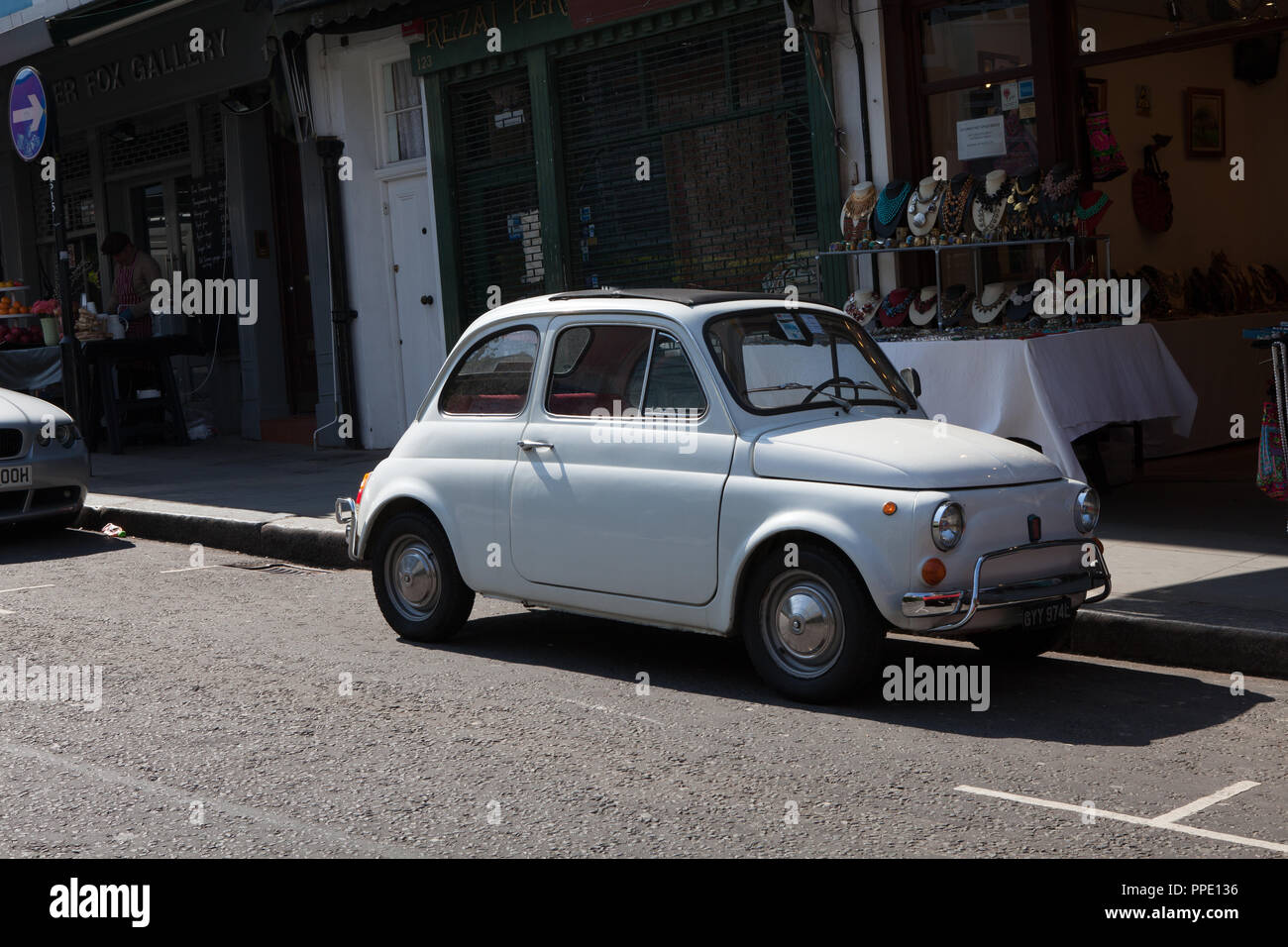 Fiat 500 Classic en stationnement sur la rue Portobello Road, Londres. Banque D'Images