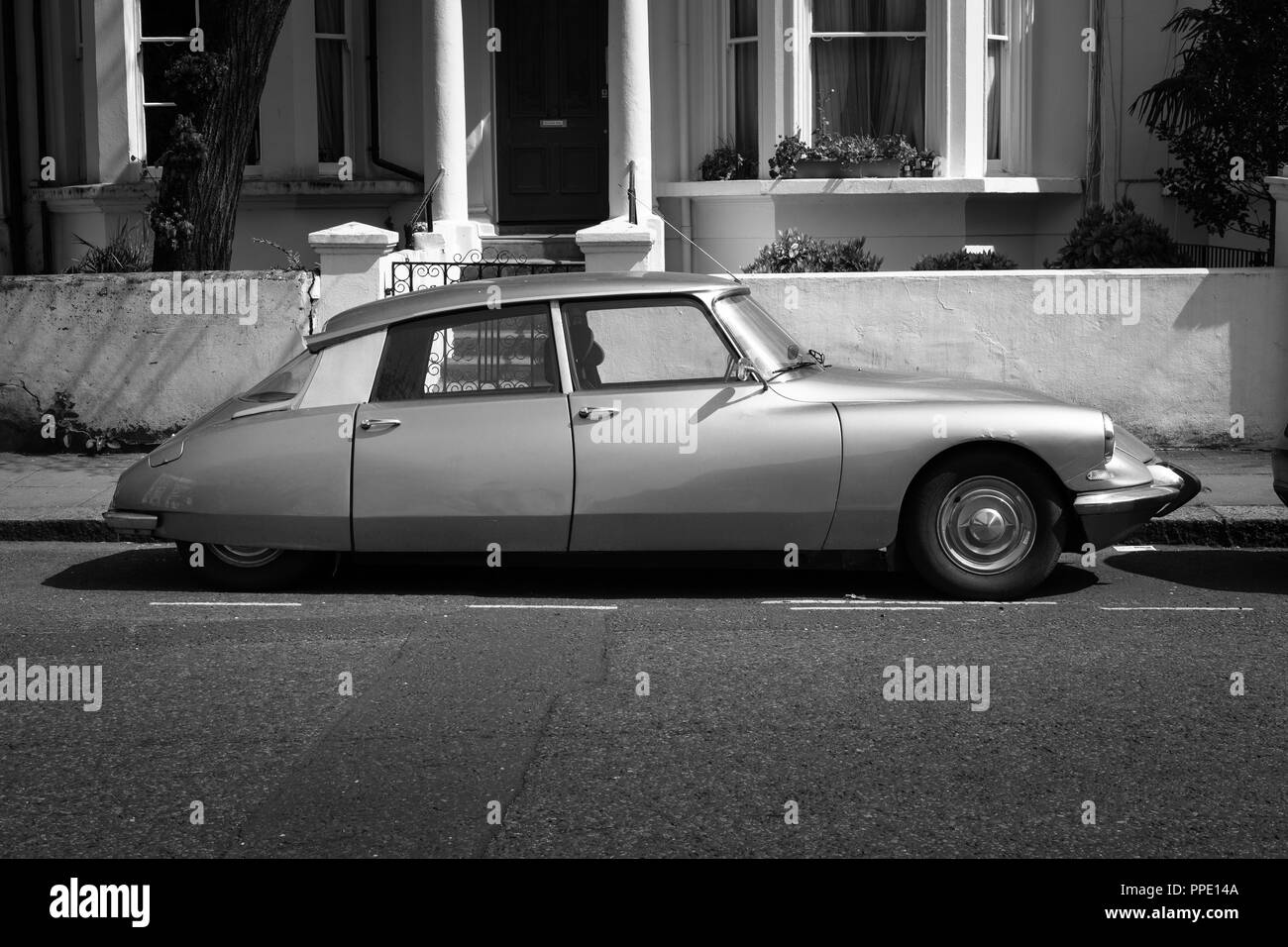 Un classique Citroen DS garée dans Notting Hill, Londres. Banque D'Images