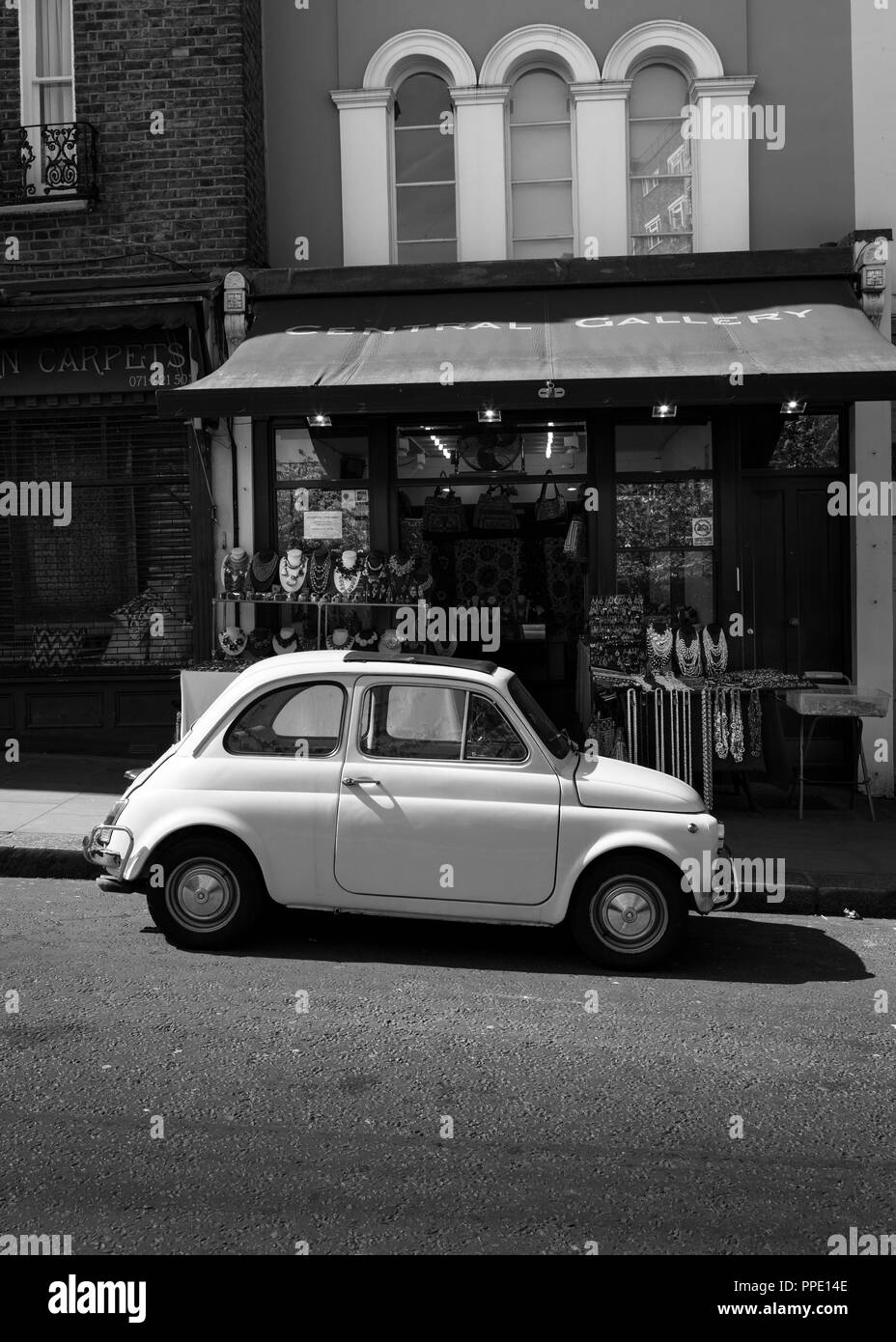 Fiat 500 Classic en stationnement sur la rue Portobello Road, Londres. Banque D'Images