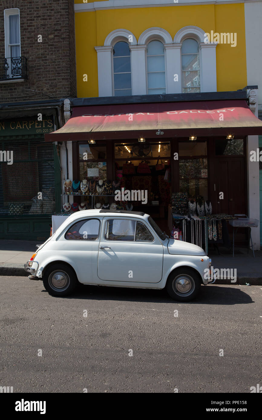 Fiat 500 Classic en stationnement sur la rue Portobello Road, Londres. Banque D'Images