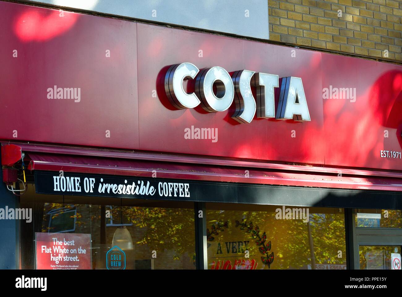 Façade de café Costa montrant le logo de la société, UK Surrey Shepperton Banque D'Images