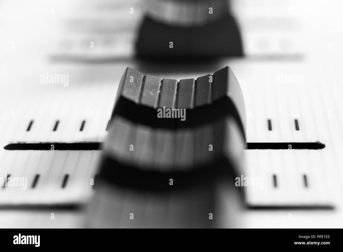 Console de mixage du son audio professionnelle Faders, 24 Blanc et noir Faders contrôleur Banque D'Images