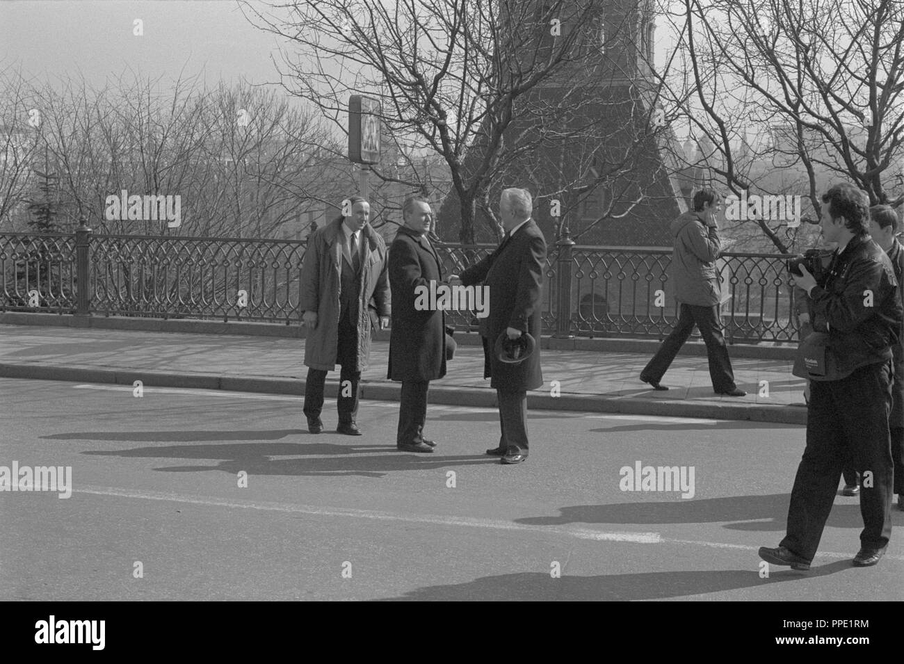 Moscou, Russie - le 28 mars 1991 : Le Président du Présidium du Soviet suprême de la RSFSR Boris Nikolaïevitch Eltsine accueille personne inconnue à l'extérieur en 3D au cours du Kremlin Congrès extraordinaire des députés du peuple de la RSFSR russe. Banque D'Images