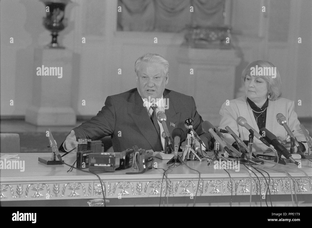 Moscou, Russie - le 28 mars 1991 : Le Président du Présidium du Soviet suprême de la RSFSR Boris Nikolaïevitch Eltsine donne à la conférence de presse extraordinaire 3d Congrès des députés du peuple de la RSFSR russe. Sur la droite de sa première presse-secrétaire Valentina Alexeïevna Lantseva. Banque D'Images