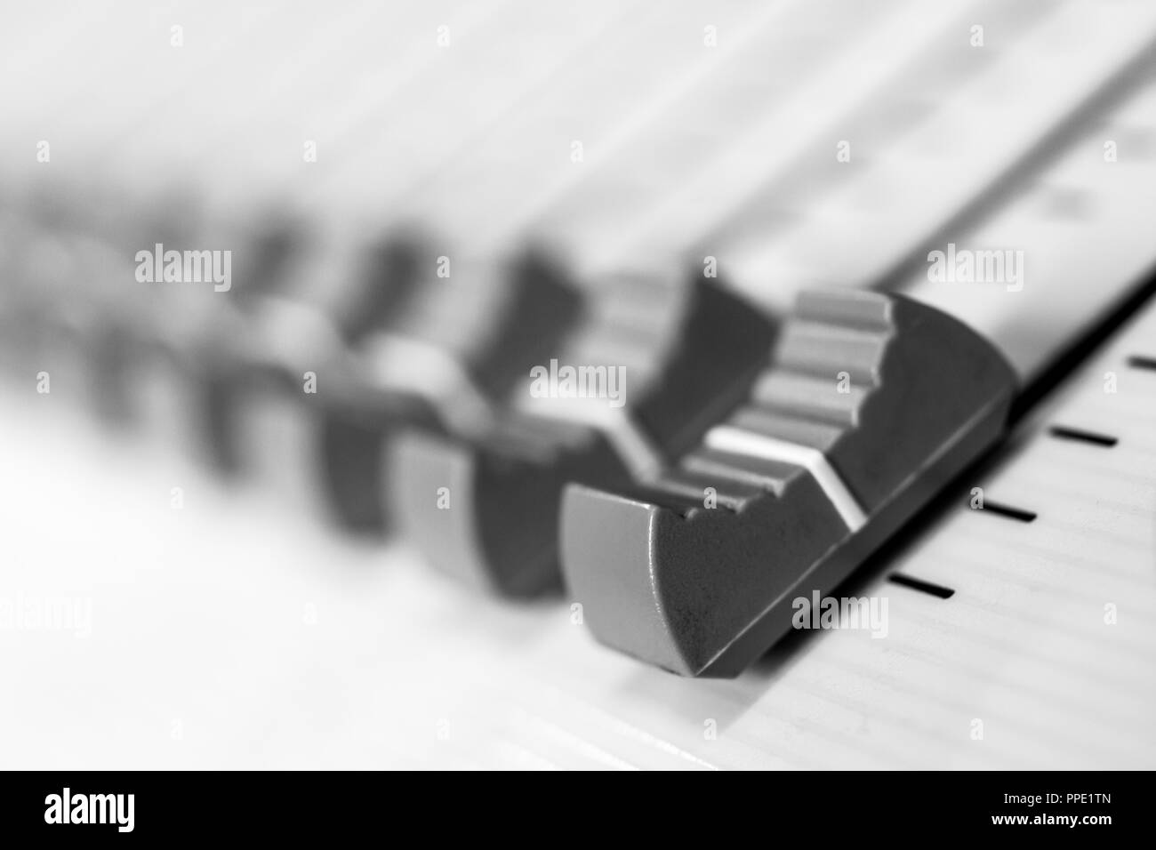 Console de mixage du son audio professionnelle Faders, 24 Blanc et noir Faders contrôleur Banque D'Images