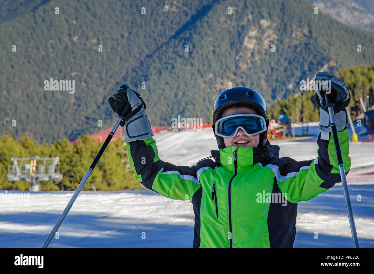 Heureux homme adolescent portant des vêtements de sport, casque et lunettes  détient ses mains avec des bâtons de ski. Une infrastructure de ski et mo  Photo Stock - Alamy
