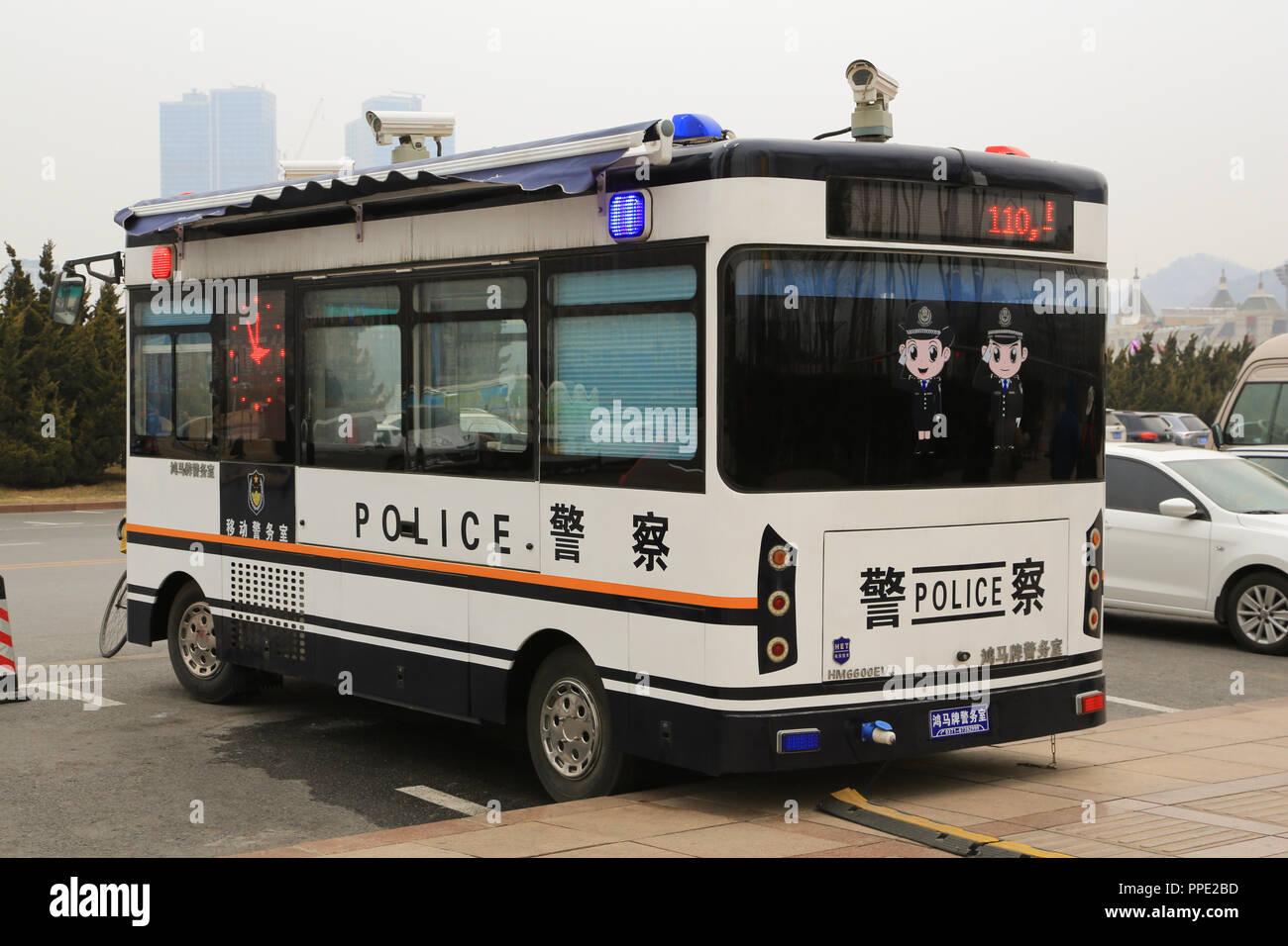 Un drôle de véhicule de police communautaire à Xinghai Square, Dalian, Chine. Banque D'Images