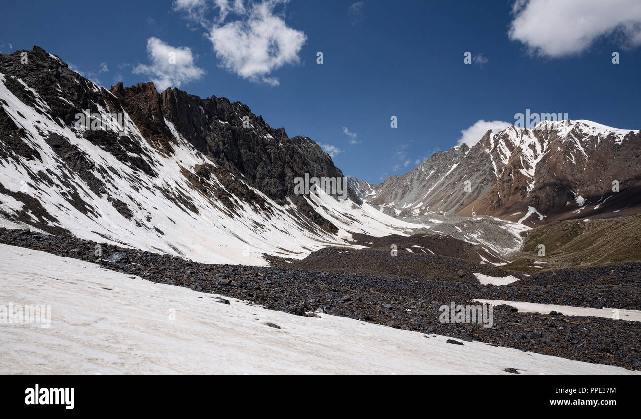 L'incroyable des hauteurs de l'Alay Trek dans le sud-ouest du Kirghizistan qui prend dans 4 3000 + mètres passe. Banque D'Images