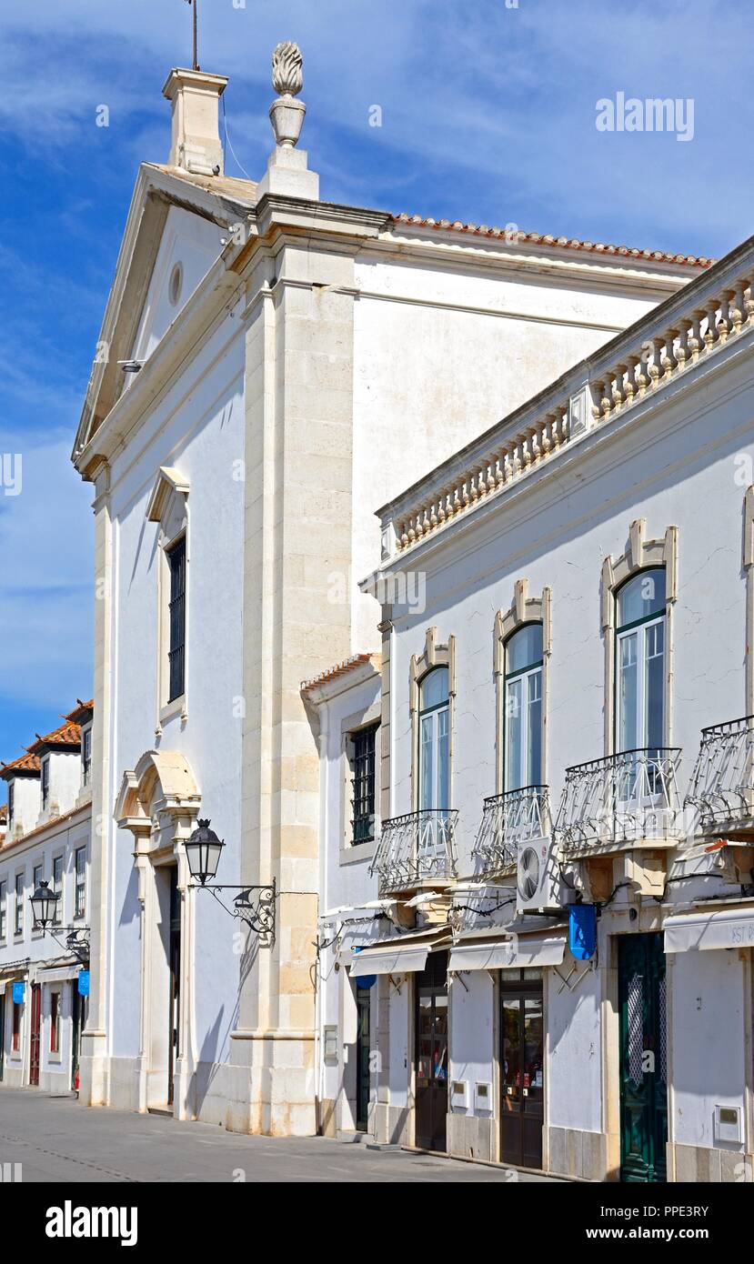 Vue sur l'église dans le Marquis de Pombal (Praça do Marques de Pombal), Vila Real de Santo Antonio, Algarve, Portugal, Europe. Banque D'Images