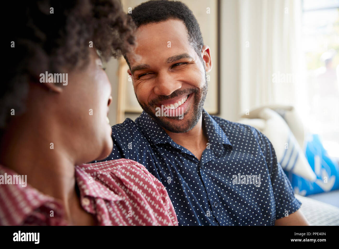 Couple Chatting et Walking Together Banque D'Images