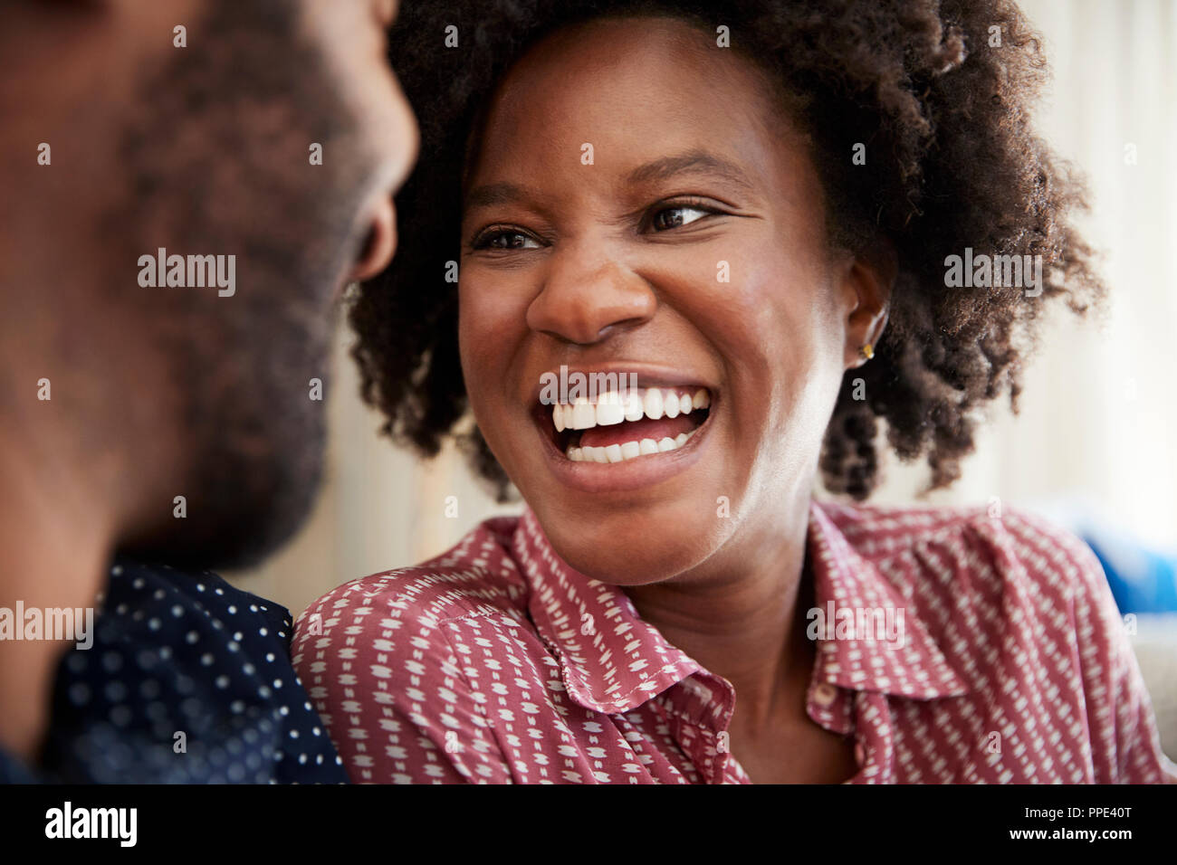 Couple Chatting et Walking Together Banque D'Images