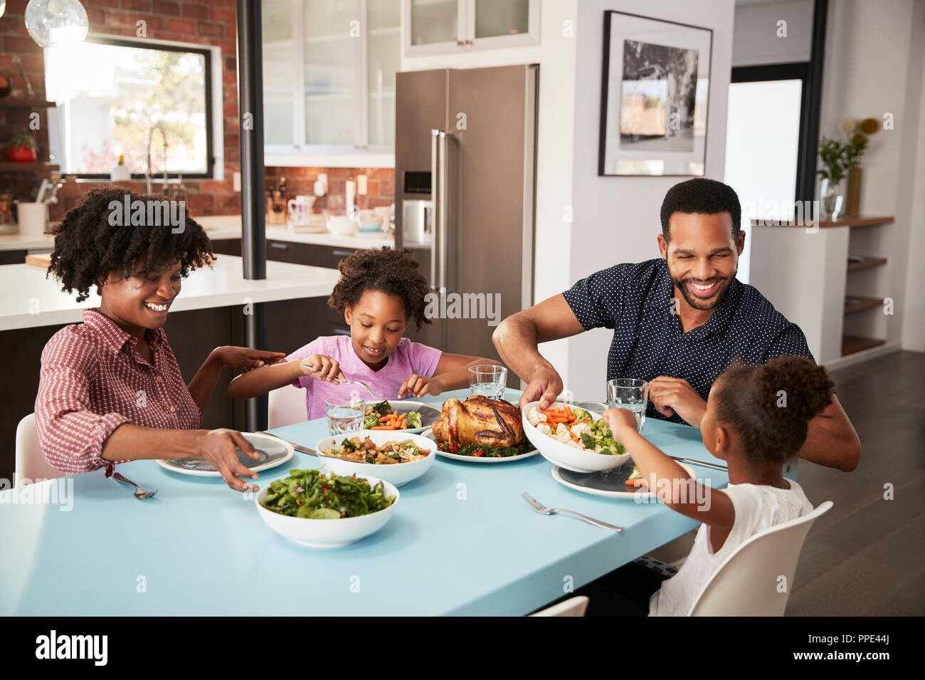 Repas en famille autour de la table ensemble, à la maison Banque D'Images