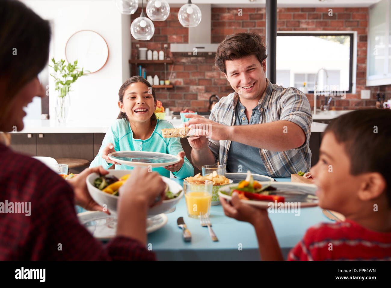 Repas en famille autour de la table ensemble, à la maison Banque D'Images