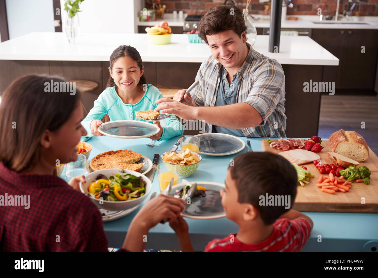 Repas en famille autour de la table ensemble, à la maison Banque D'Images