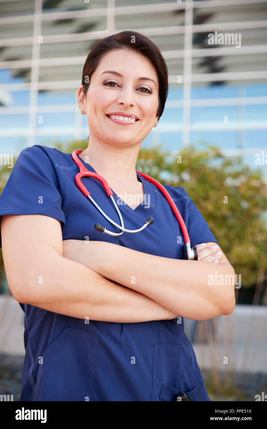 Smiling Hispanic female travailleur de la santé à l'extérieur, vertical Banque D'Images