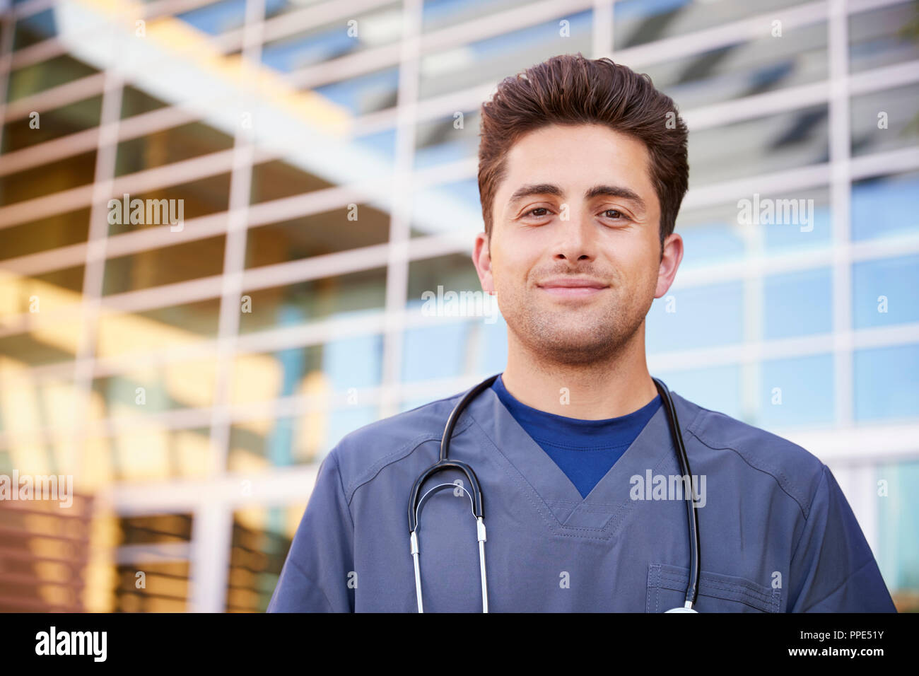 Hispanic male travailleur de la santé à l'extérieur, la tête et épaules Banque D'Images