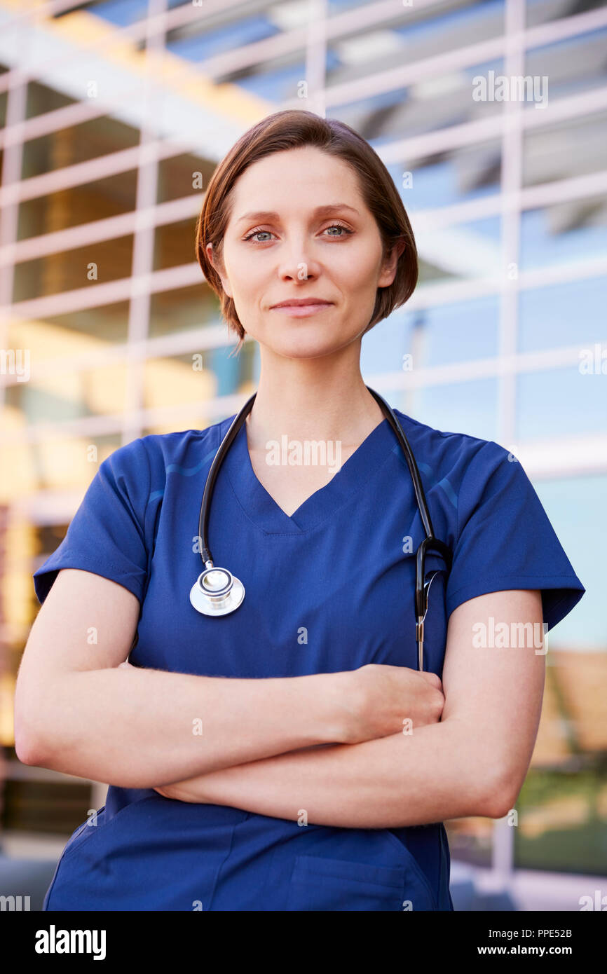 Souriant blanc femme travailleur de la santé à l'extérieur, vertical Banque D'Images