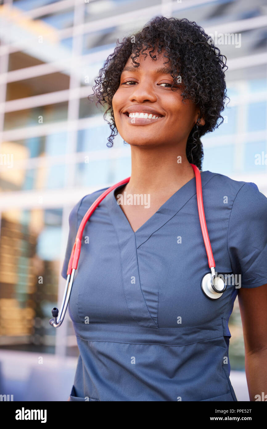 Smiling black femme travailleur de la santé à l'extérieur, vertical Banque D'Images