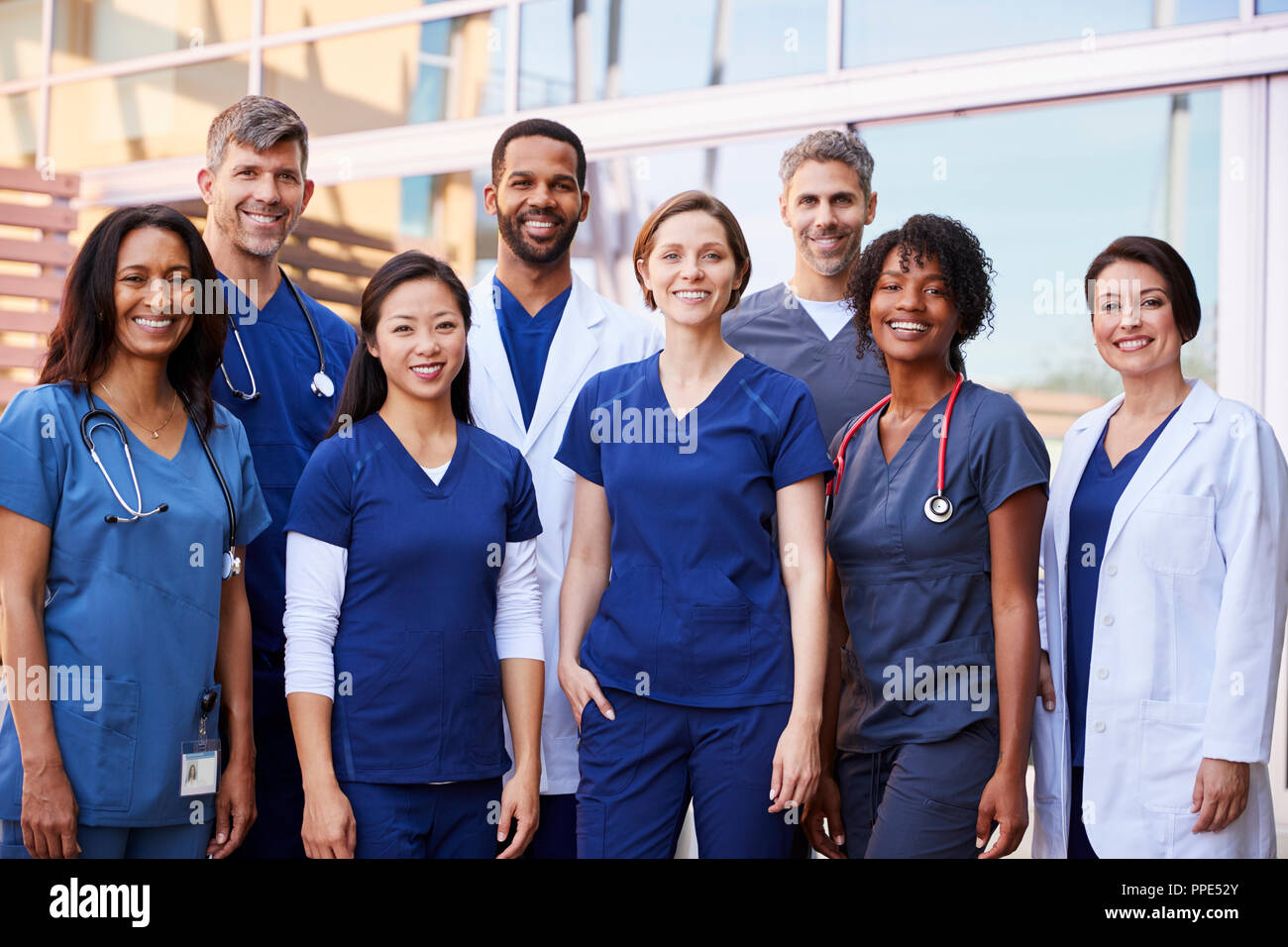 Smiling medical team standing ensemble en dehors de l'hôpital Banque D'Images
