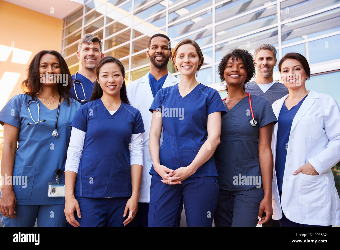 Smiling medical team standing ensemble en dehors de l'hôpital Banque D'Images