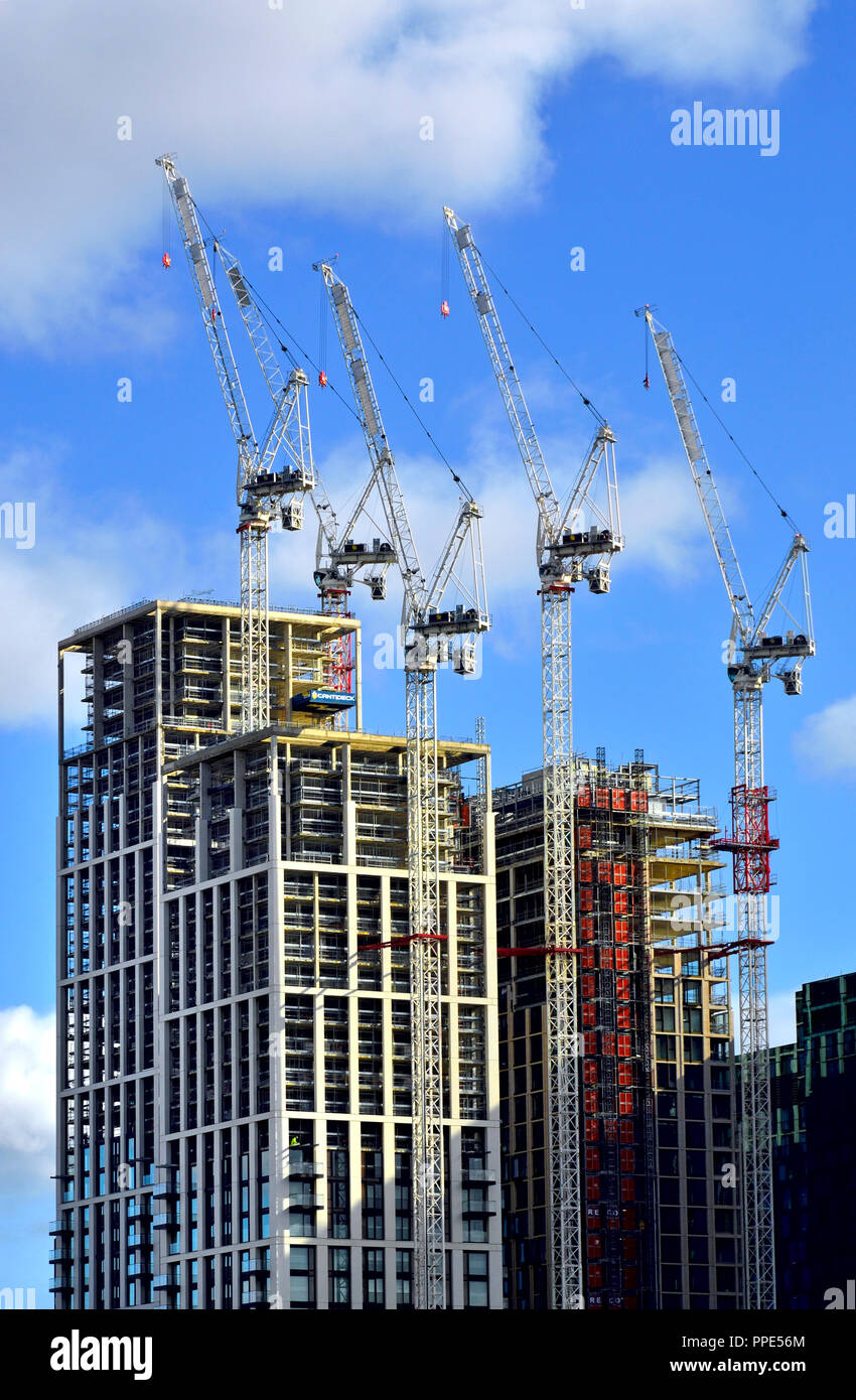 Les travaux de construction de nouveaux bâtiments sur la rive sud, Londres, Angleterre, Royaume-Uni. Banque D'Images
