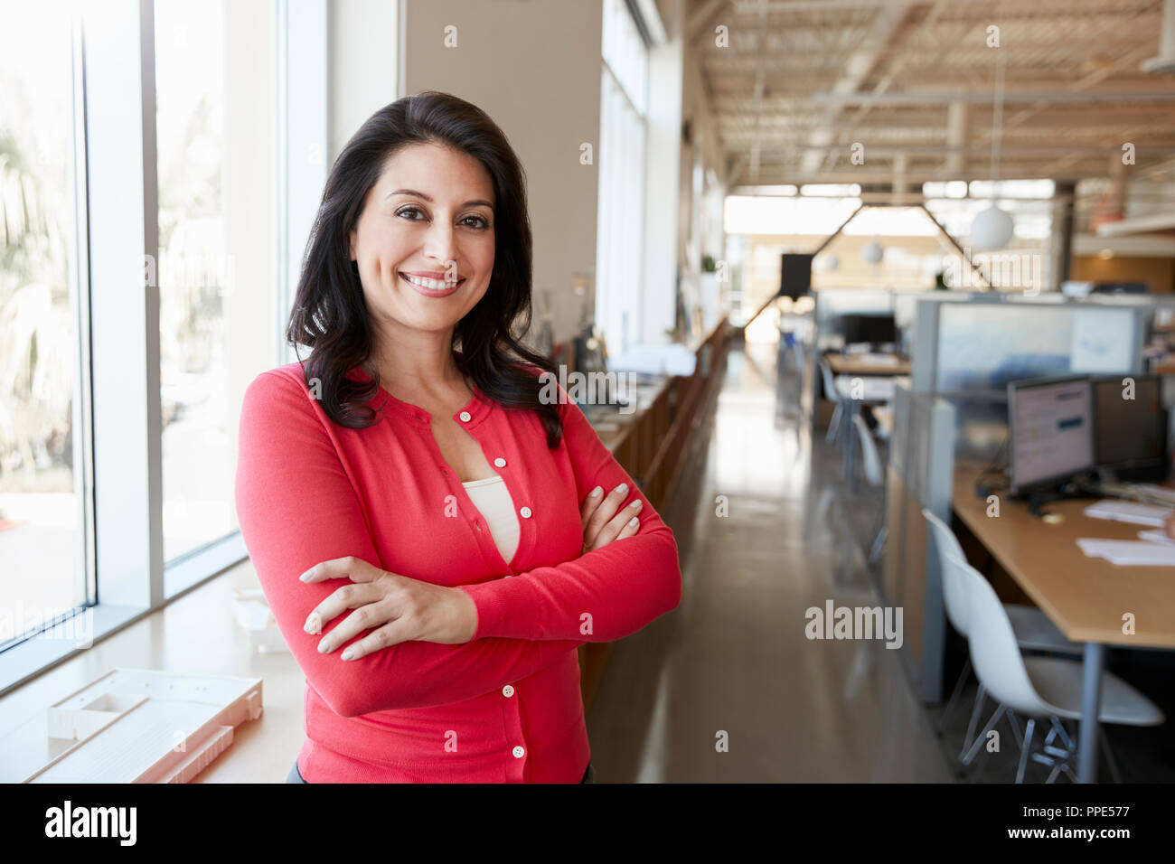 Femme architecte hispaniques smiling to camera dans un bureau Banque D'Images