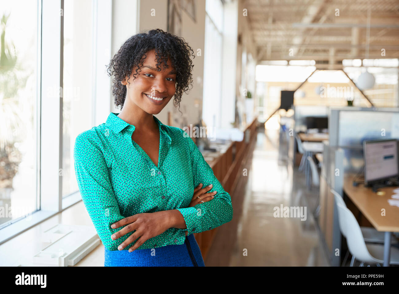 Jeune black female architect smiling to camera dans un bureau Banque D'Images