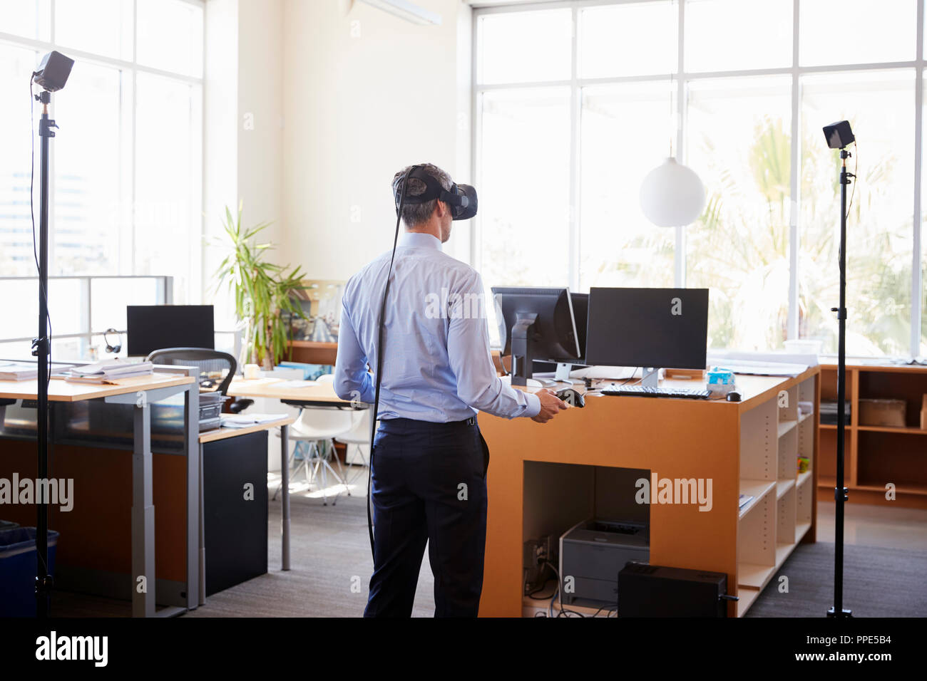 Portrait de la technologie VR dans un bureau, vue arrière Banque D'Images