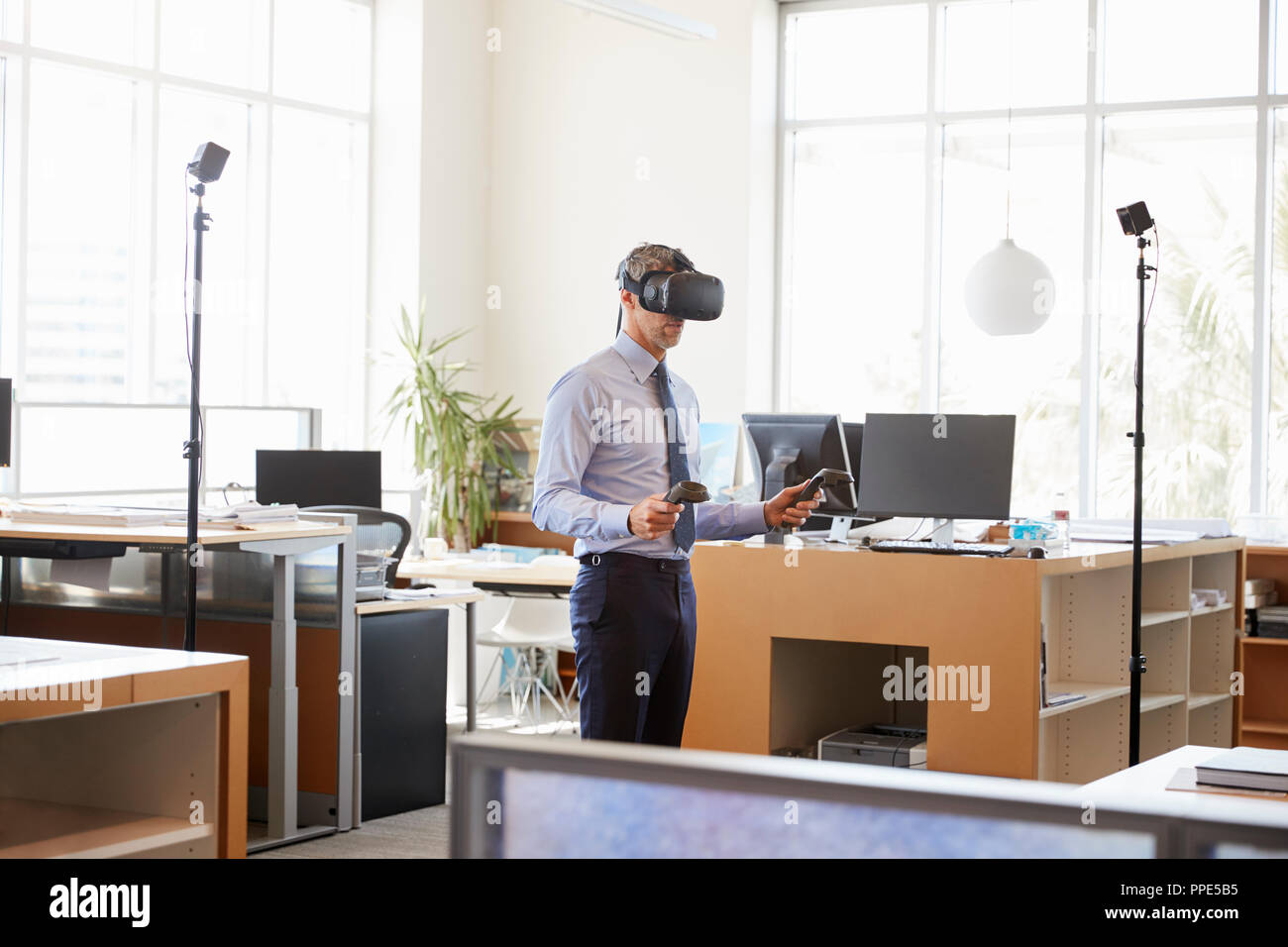 Portrait de la technologie VR dans un bureau, vue latérale Banque D'Images