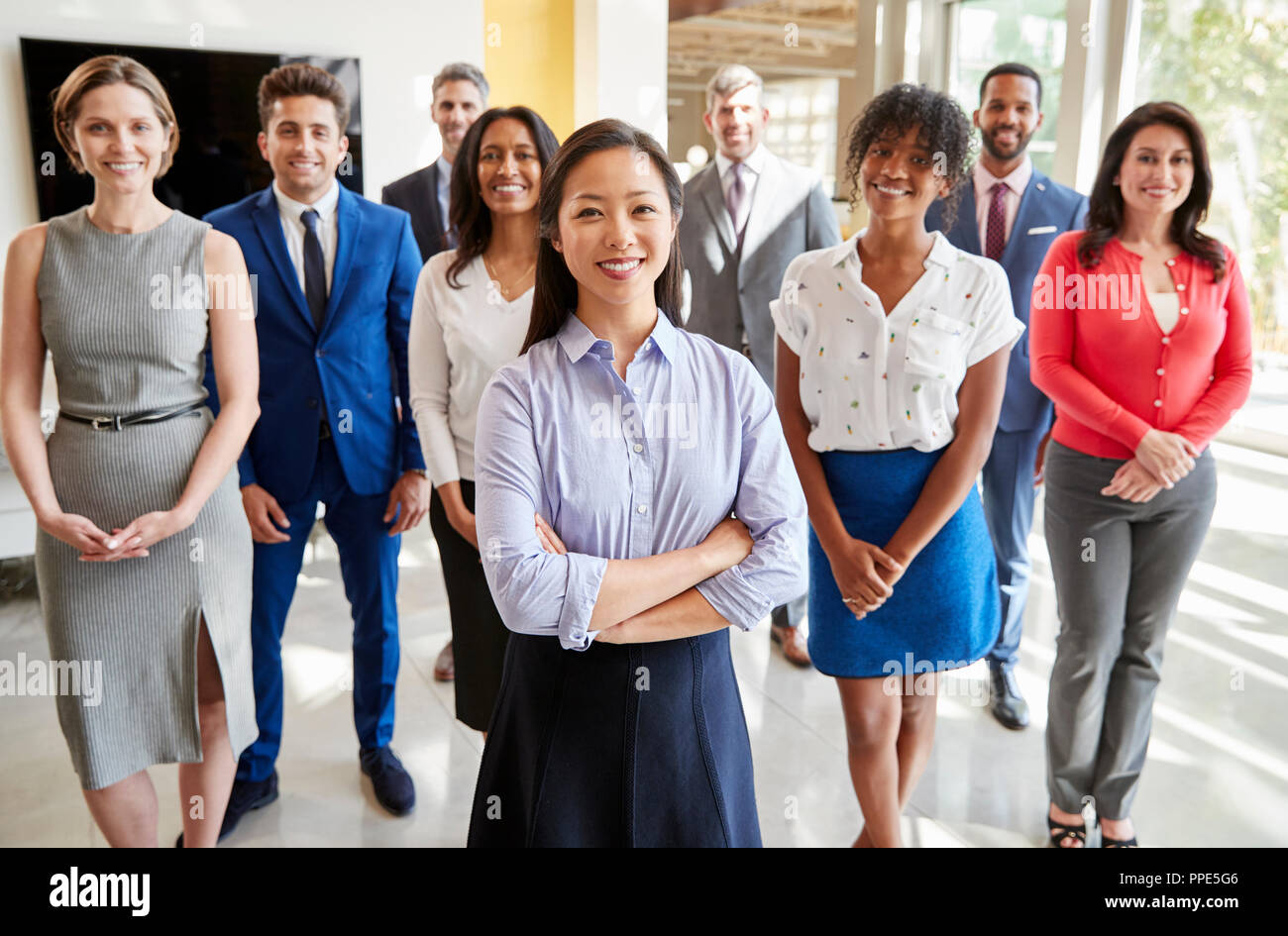 Asian businesswoman et son équipe commerciale, portrait de groupe Banque D'Images