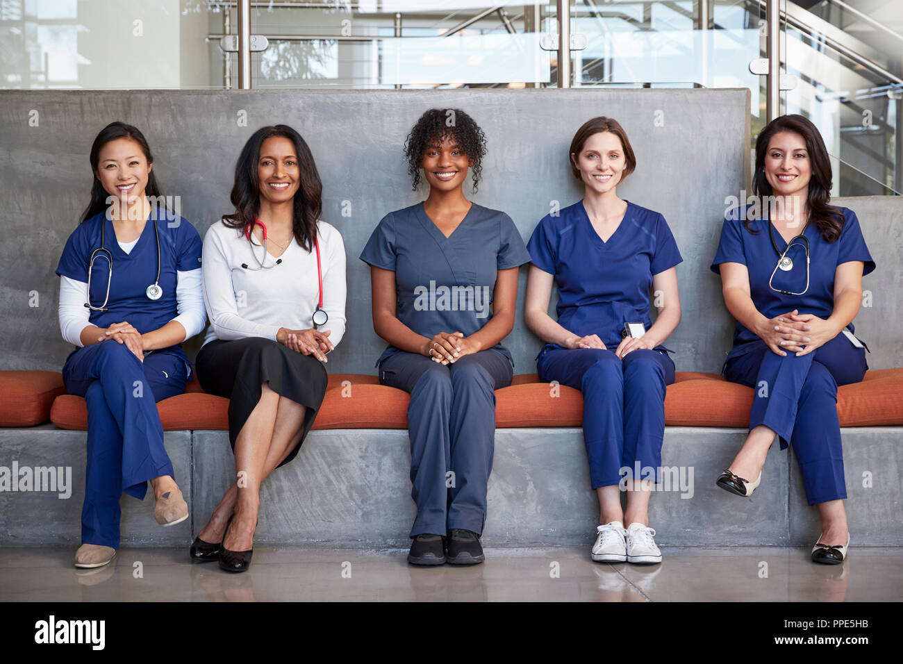 Les travailleurs de la santé des femmes assis dans un hôpital, pleine longueur Banque D'Images